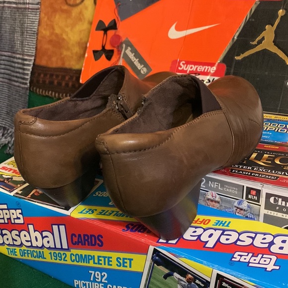 EARTH-women’s brown leather ‘GLORY BARK’ low zip-ankle heeled booties - Picture 8 of 10